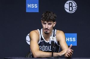 略显稚嫩！萨拉夫半场10分钟5犯 3中1仅拿2分3助图片